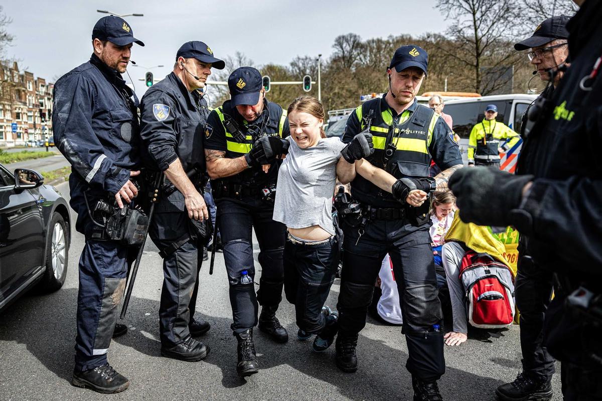 La activista climática Greta Thunberg  es detenida por agentes de policía durante una manifestación climática