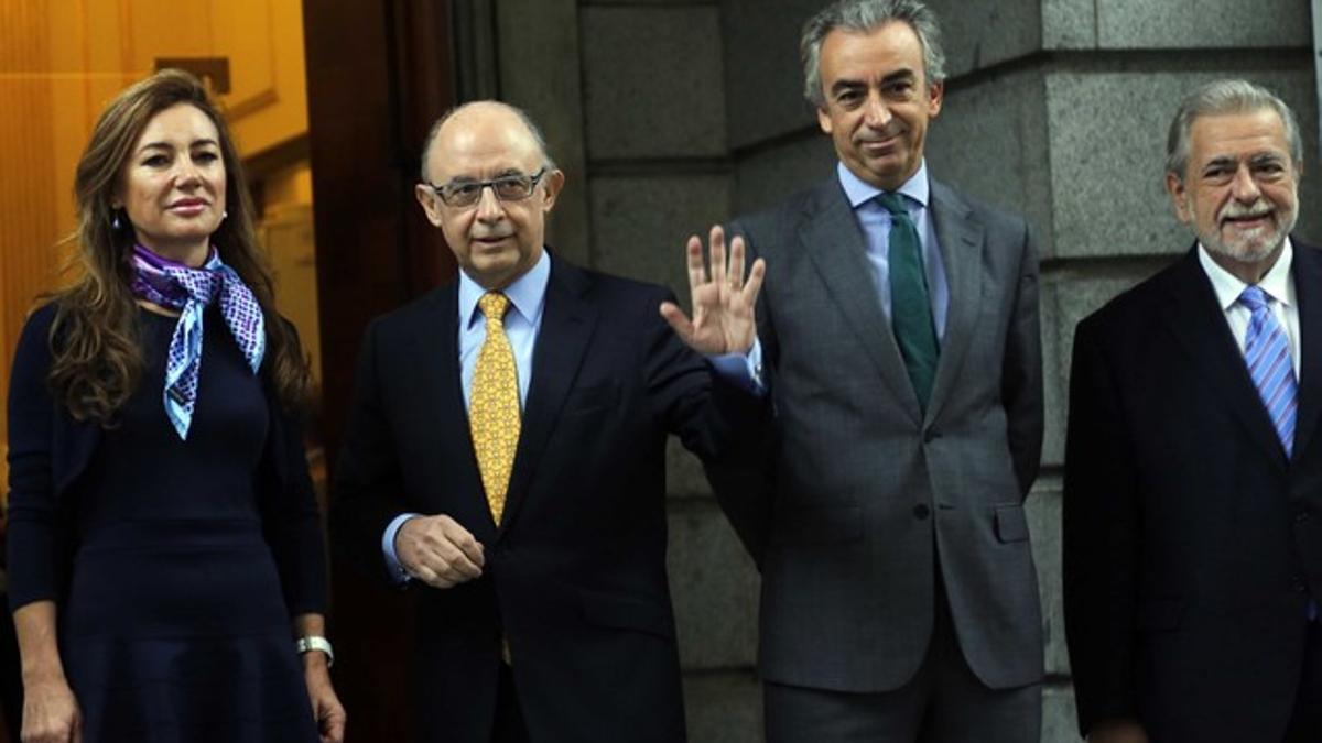 Cristóbal Montoro, acompañado por por los secretarios de Estado Miguel Ferré Navarrete, Marta Fernández Curras y Antonio Beteta, hoy en Madrid.