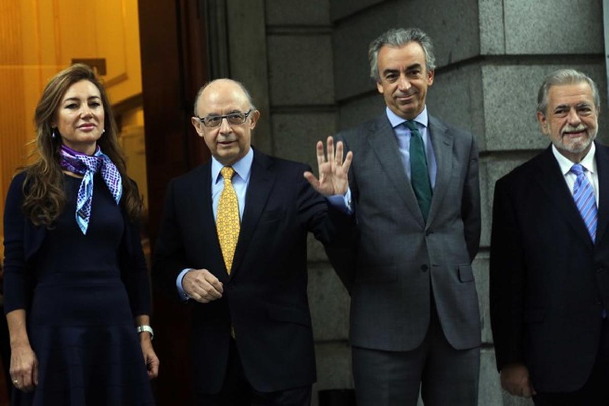 Cristóbal Montoro, acompanyat pels secretaris d’Estat Miguel Ferré Navarrete, Marta Fernández Curras i Antonio Beteta, avui a Madrid. Cristóbal Montoro, acompanyat pels secretaris d’Estat Miguel Ferré Navarrete, Marta Fernández Curras i Antonio Beteta, avui a Madrid.
