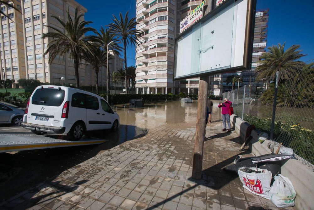 Tres edificios de la playa de San Juan siguen anegados y 120 viviendas sin luz ni agua