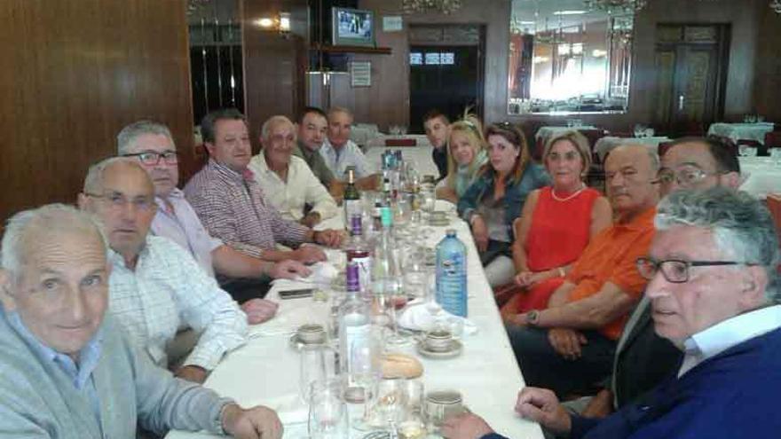 Cofrades de la Virgen del Carmen de Navianos de Valverde, junto al párroco, en la comida de hermandad.