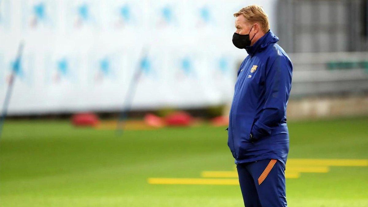 koeman dirigiendo el entreno en la ciudad deportiva