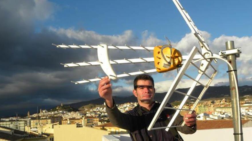 Un instalador con una antena de TDT.