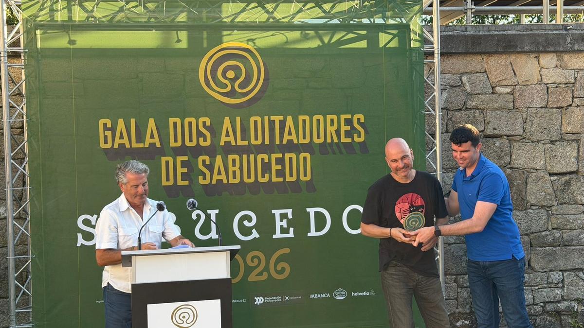 Gonzalo Louzao entregou o seu recoñecemento a Kike Vázquez.