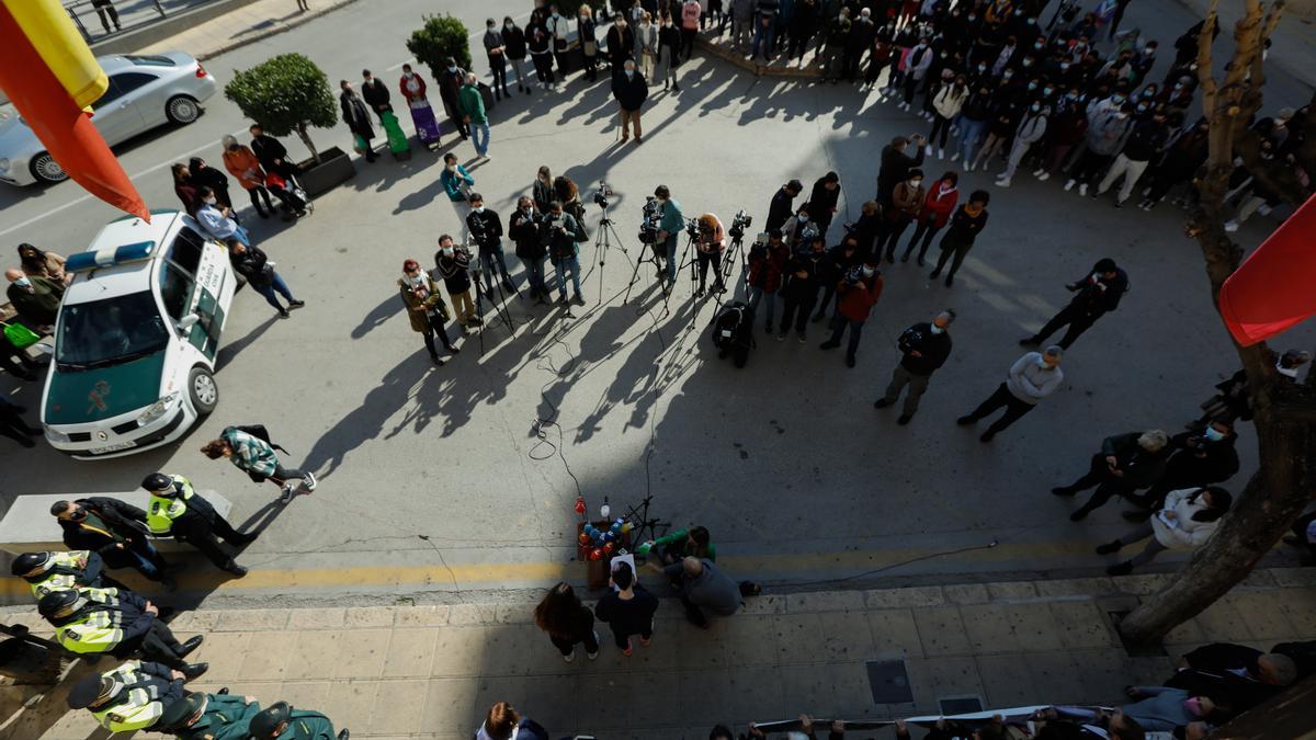 Más de un centenar de personas se concentran en Totana en repulsa por el asesinato de una menor de 17 años