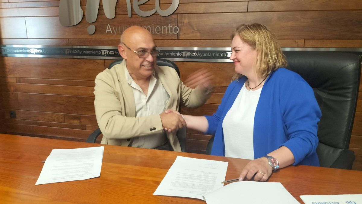 Luis López, ex portavoz de Vox, y Montse Fernández, durante la firma del pacto de gobierno, en 2023.