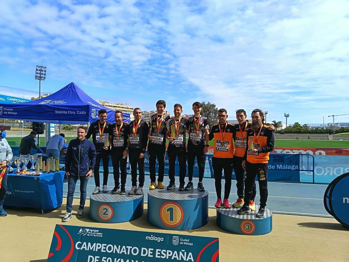 El equipo en la foto oficial en el podio.