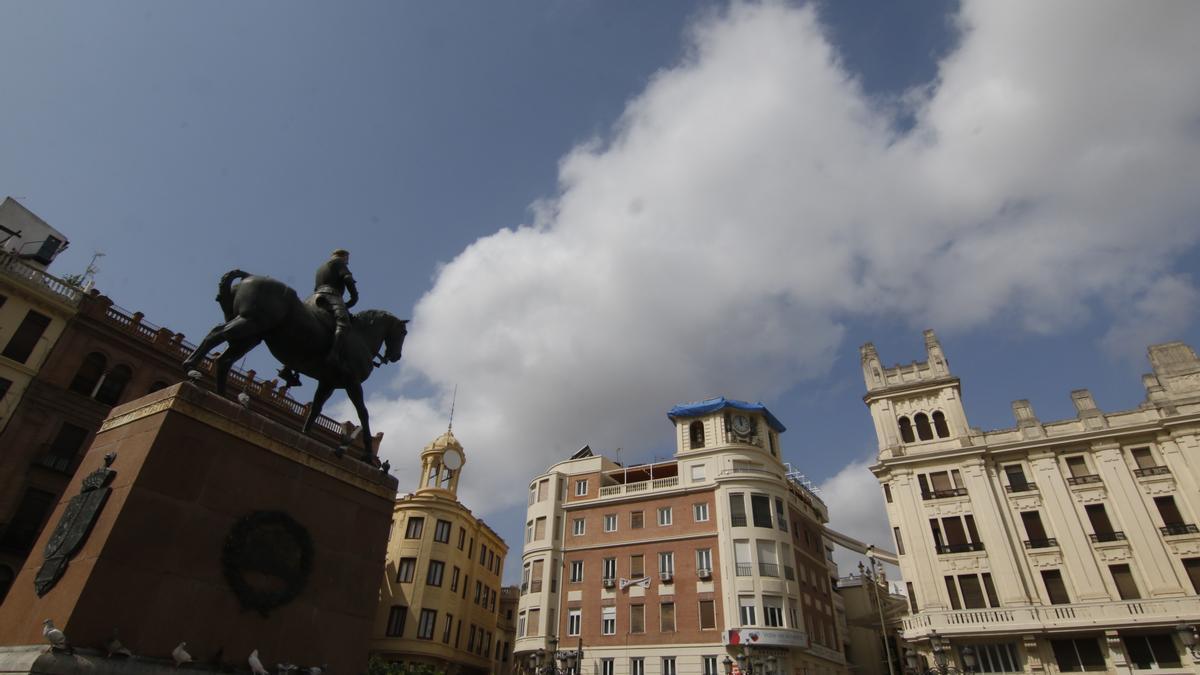 Nubes y claros en la Plaza de las Tendillas.