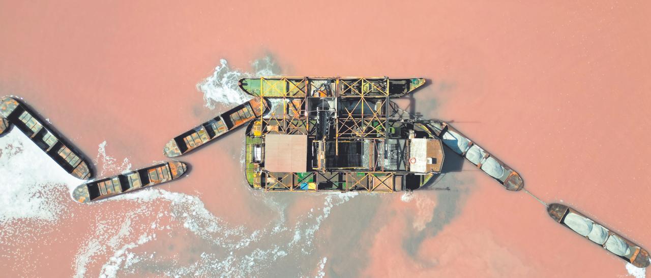 Imagen cenital de la máquina cosechadora de sal en la laguna rosa de Torrevieja