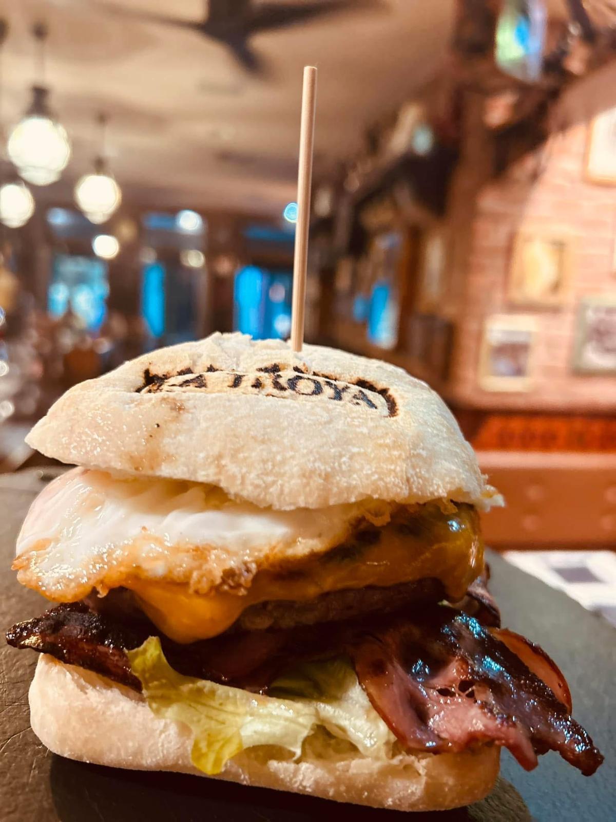 Una de las hamburguesas "caseras" que se puede degustar en La Troya.