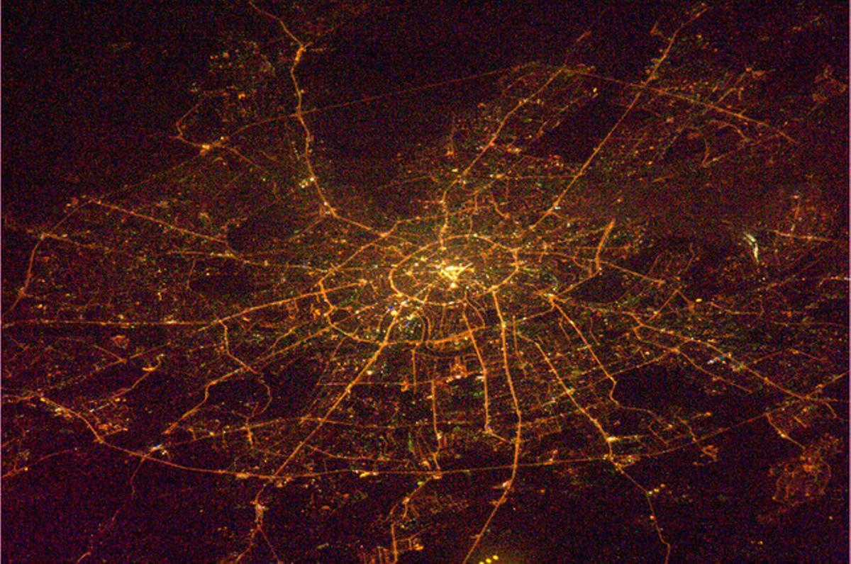 La gran teranyina urbana de Moscou, vista de nit.