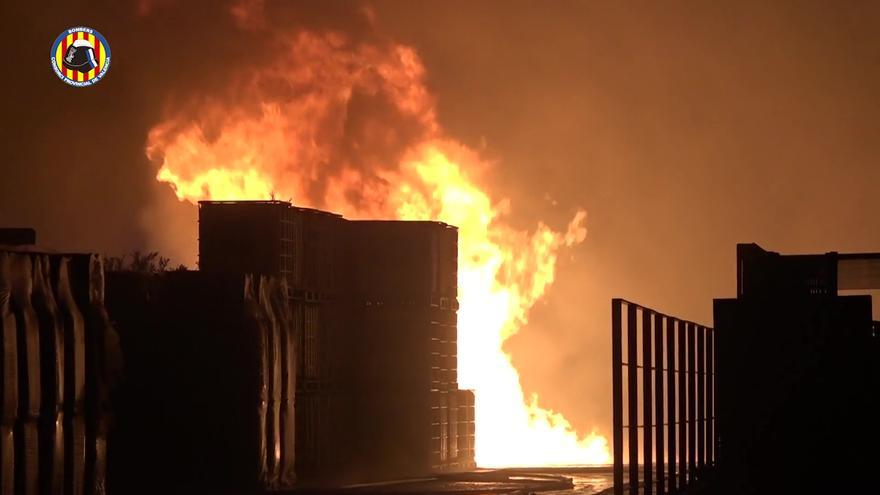 Video: así ardió la planta química de Potries