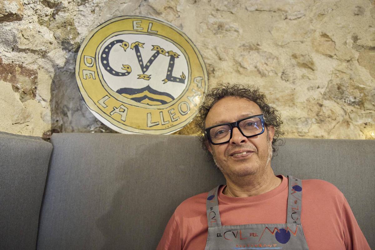 Lotfi Bousatta amb la placa d’El Cul de la Lleona, el primer restaurant que ell i Montse Juanola van tenir a Girona.