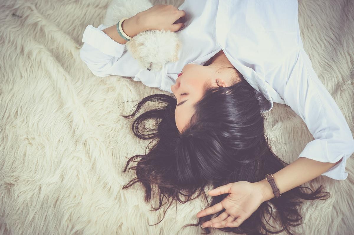 Persona completamente dormida.