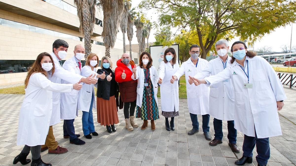 Profesionales y directivos del hospital Reina Sofía, con un donante y un paciente, en el balance de trasplantes de 2021.