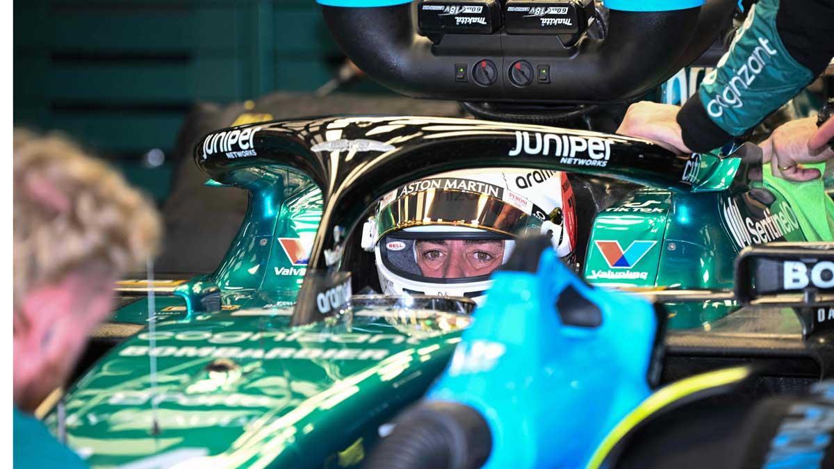 Alonso, en el box de Aston Martin, durante los Libres 2 del GP de Japón