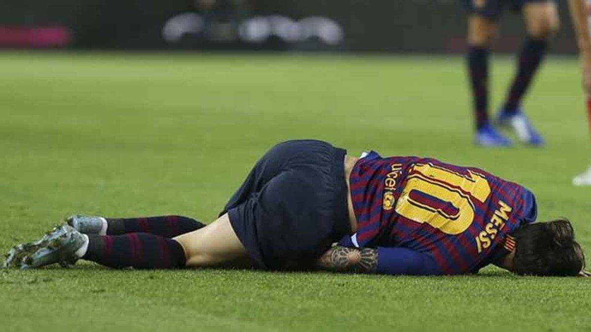 Messi cayó el pasado sábado en el Camp Nou. Sufrió una fractura en el radio del brazo derecho