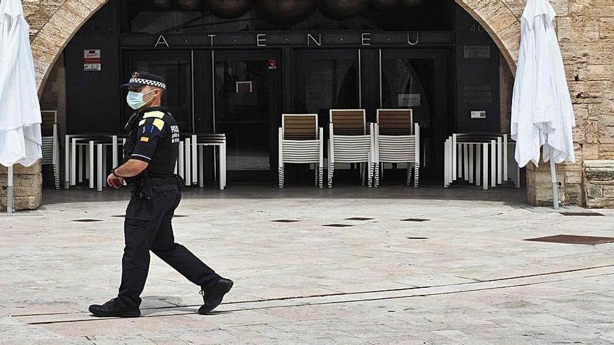 Un agent de la Policia Local de Banyoles patrullant per la plaça Major.