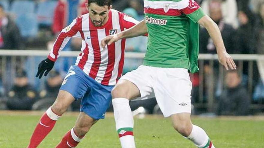 El asturiano Adrián intenta avanzar ante un jugador del Athletic.