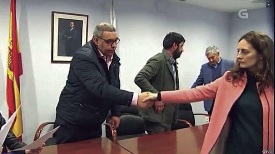 Lisardo Santos saluda a la exalcaldesa tras el tenso pleno celebrado en Sobrado.  // CRTVG