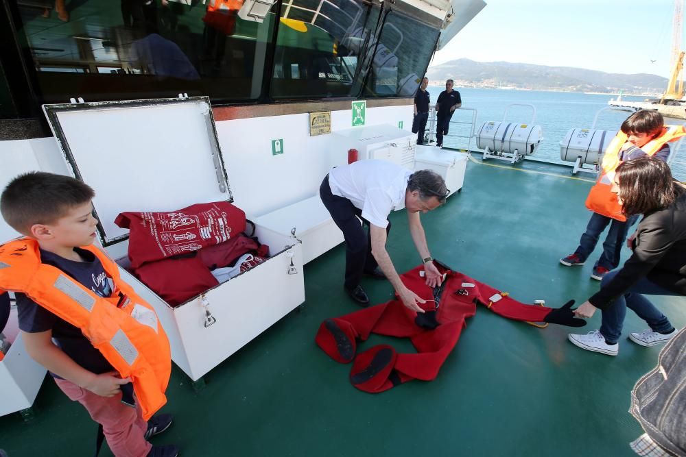 Decenas de curiosos visitaron los dos oceanográficos en Vigo // Marta G.Brea