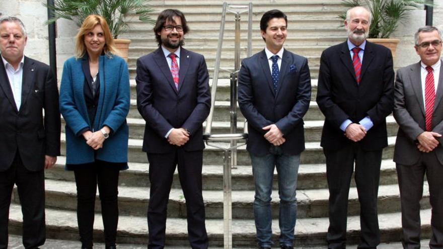 El director de Scandjet (tercer per la dreta) amb els responsables de l&#039;AGi, avui a la delegació de la Generalitat a Girona.