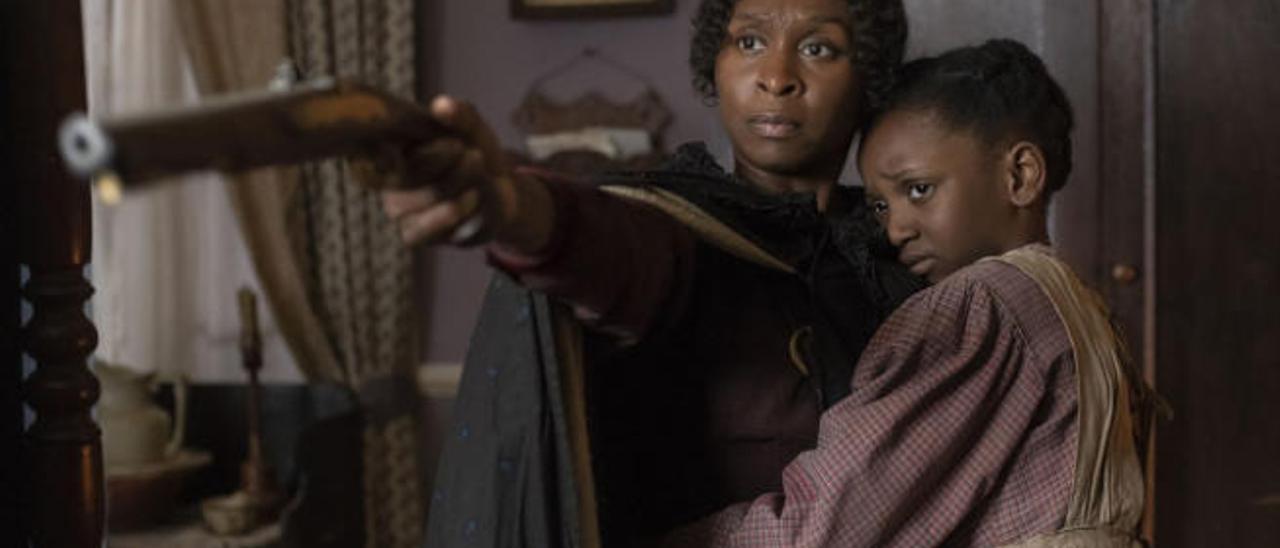 La actriz, como Harriet Tubman, escopeta en mano, en un fotograma de &#039;Harriet&#039;. (L)