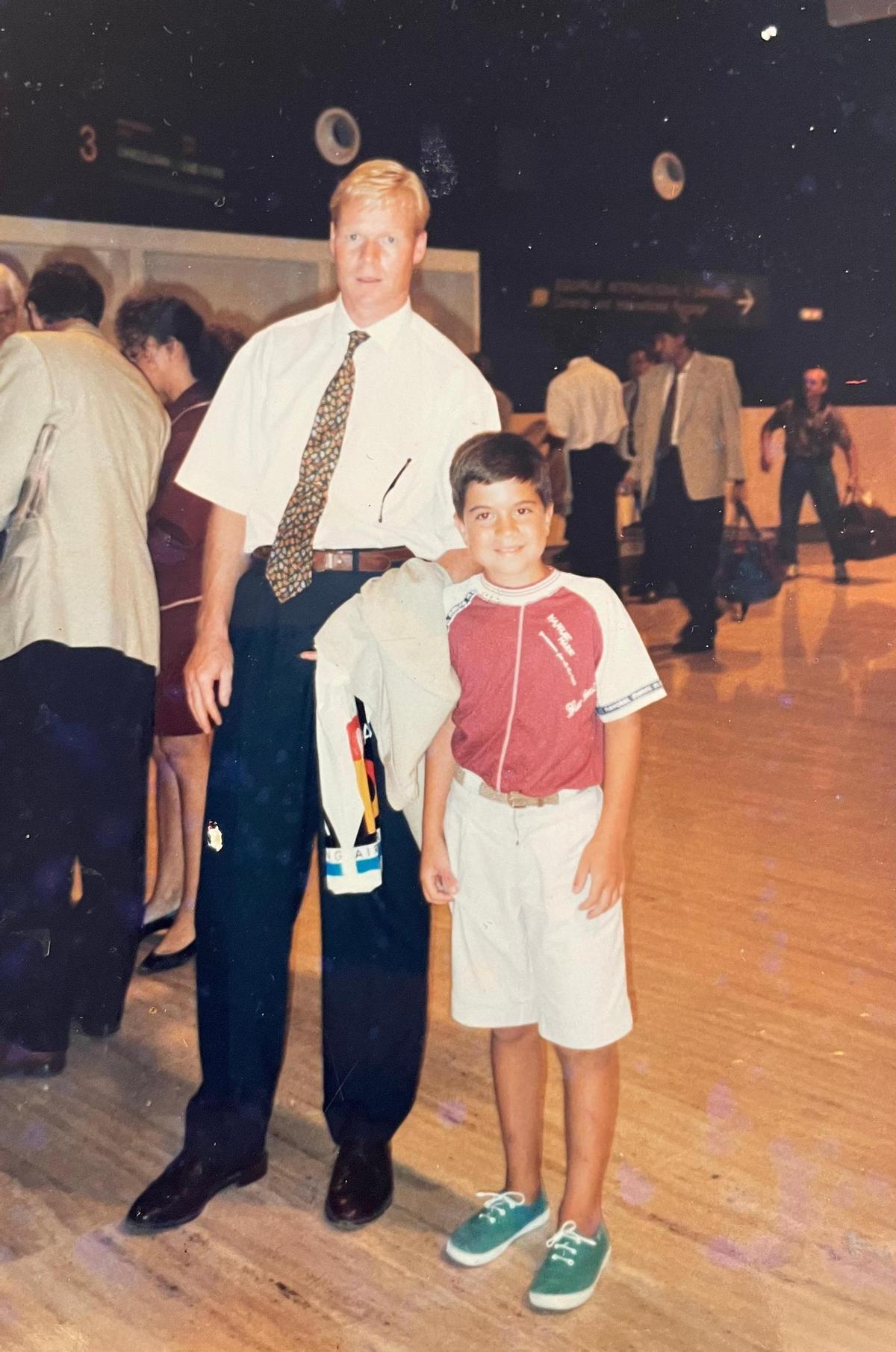 Aragonès, de niño, con el ídolo blaugrana de la época Ronald Koeman.