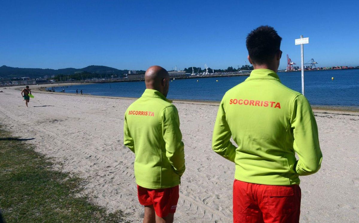 La playa Compostela de Vilagarcía cuenta con nueva caseta de socorrismo. | // NOÉ PARGA