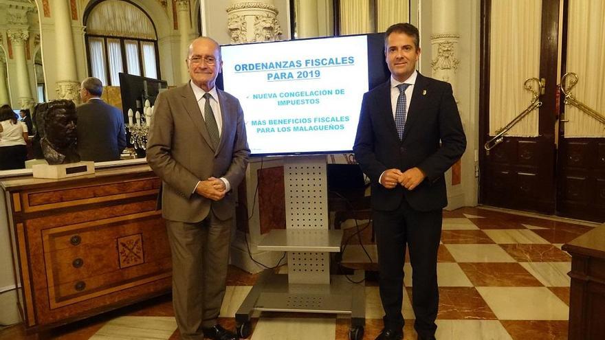 El alcalde Francisco de la Torre y el concejal de Hacienda, Carlos Conde, presentaron las ordenanzas fiscales para 2019.