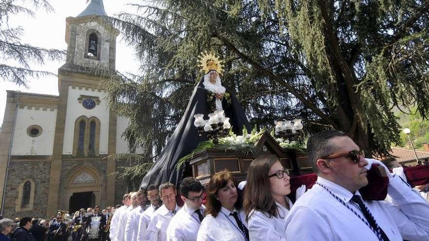 La procesión, a la salida de la iglesia de Pola de Laviana.