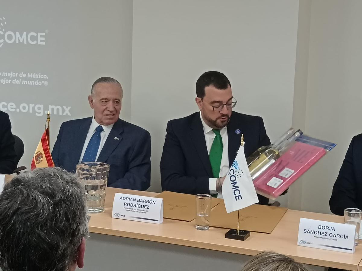 Barbón, junto al empresario Valentín Diaz Morodo, presidente de Comfe, recibe de esta última organización empresarial, el obsequio de dos botellas de tequila.