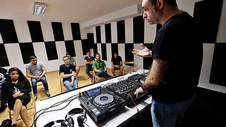 Una anterior edición del curso de DJ.