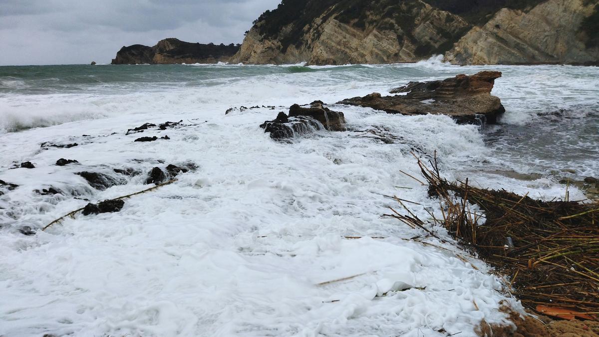 Las olas se &quot;tragan&quot; el brazo de roca tosca de la Caleta de Xàbia