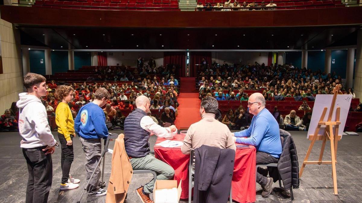 Sorteo en el teatro López de Ayala del orden de salida de comparsas, artefactos y grupos de animación.