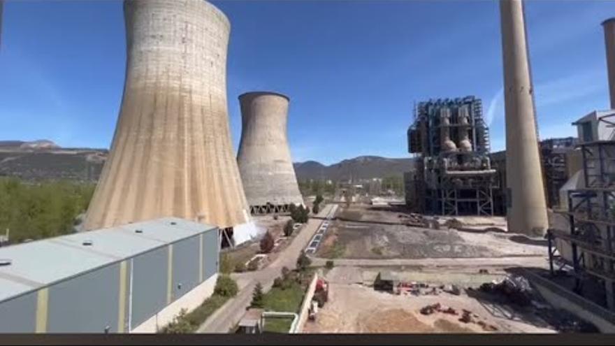 Vídeo: Espectacular demolición de las torres de refrigeración de la central térmica de La Robla (León)