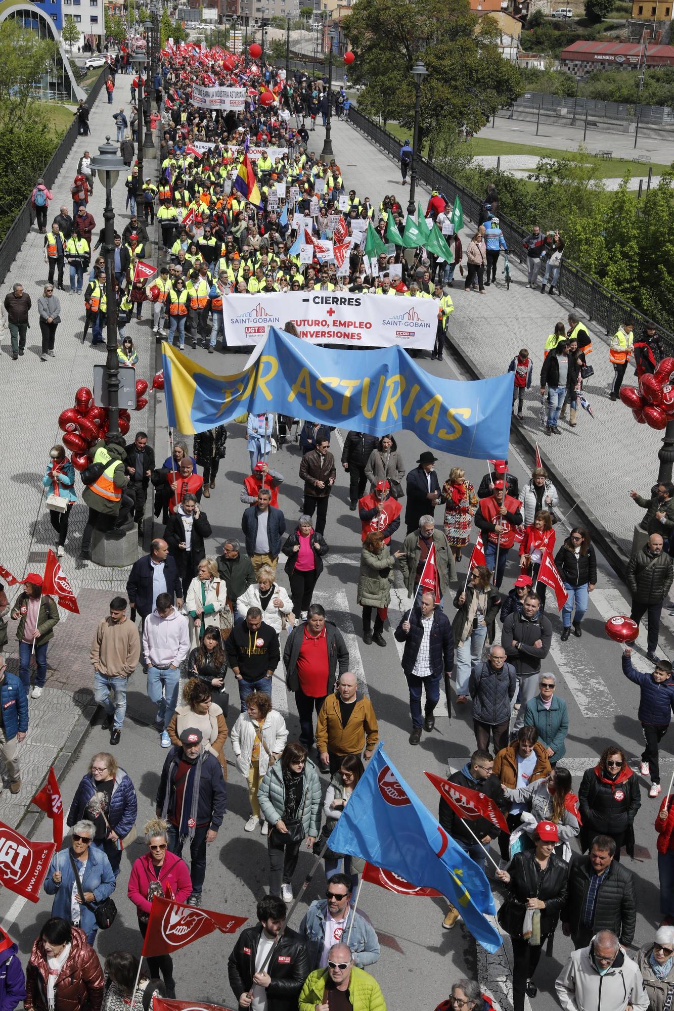 Manifestación de los sindicatos mayoritarios en Langreo por el 1 de mayo.