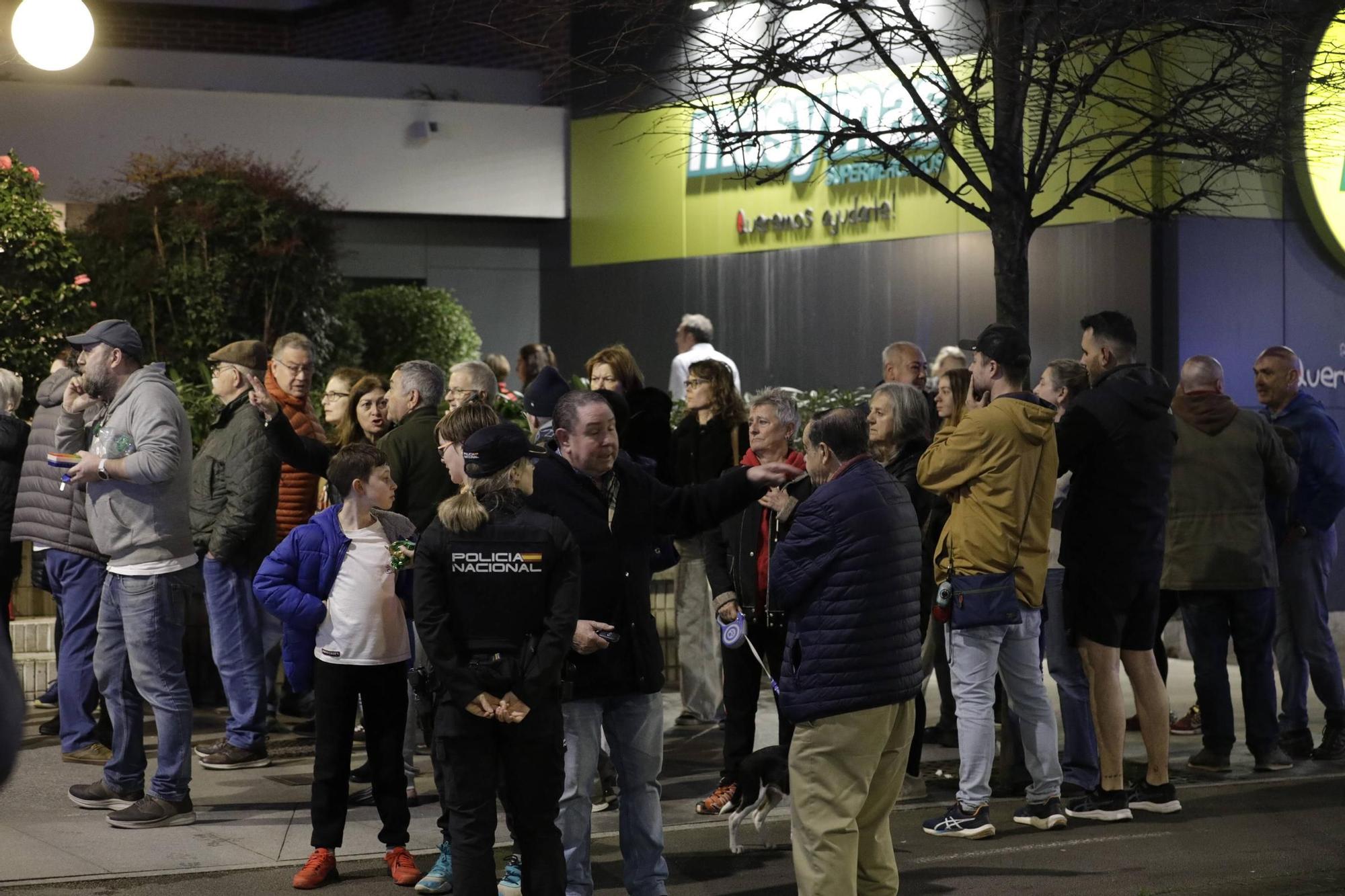 Así fue el espectacular incendio en un piso de Gijón (en imágenes)
