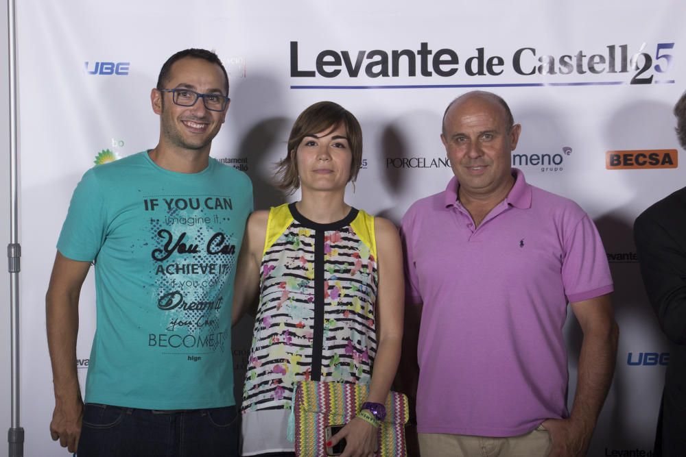 Representantes del Club Natación Castalia Castellón junto a la redactora de Deportes, Yolanda Peris.