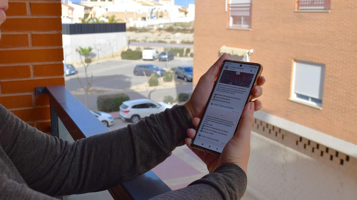 Una mujer consulta el nuevo canal de WhatsApp del 112 en la Región de Murcia, esta semana.