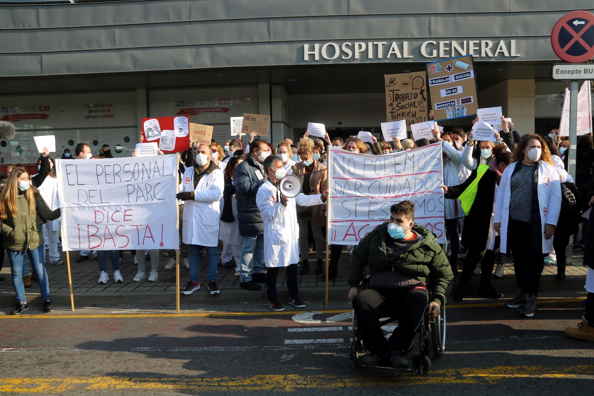 Los trabajadores concentrados delante del Hospital de Sant Boi