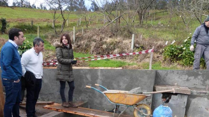 Sanz y Vega, a la izquierda, visitan las obras.