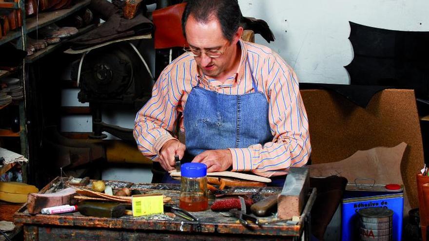 Trabajo del cuero en el taller de Casa Mohedo.