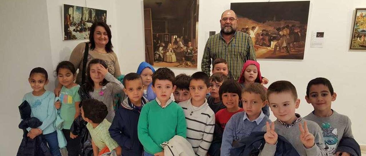 Alumnos del colegio Verdeamor con su profesora María José Busta y el bibliotecario de Tineo, Santiago Pérez.