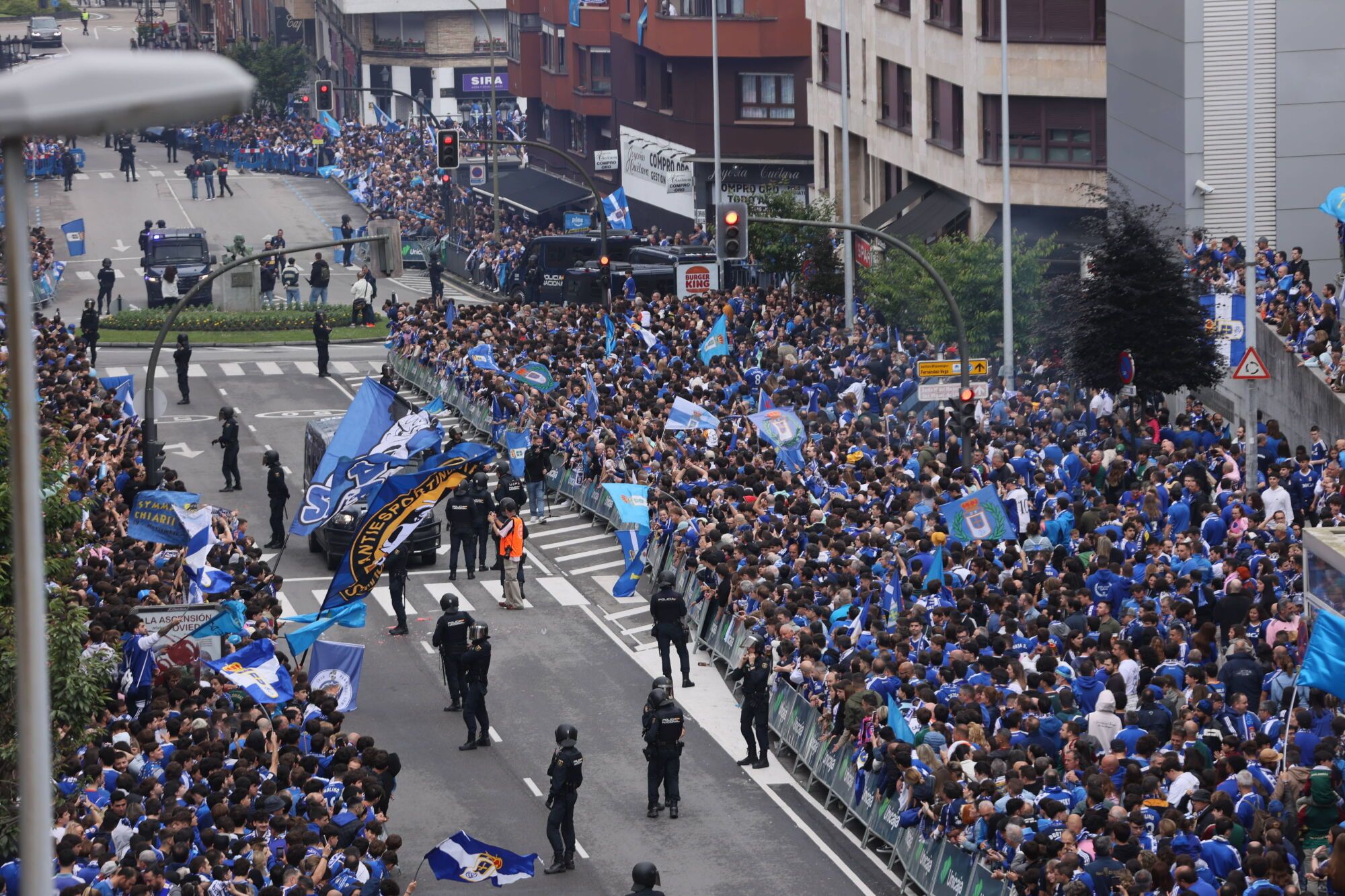 Así fue el recibimiento de la afición al Real Oviedo y toda la previa del último partido de la temporada