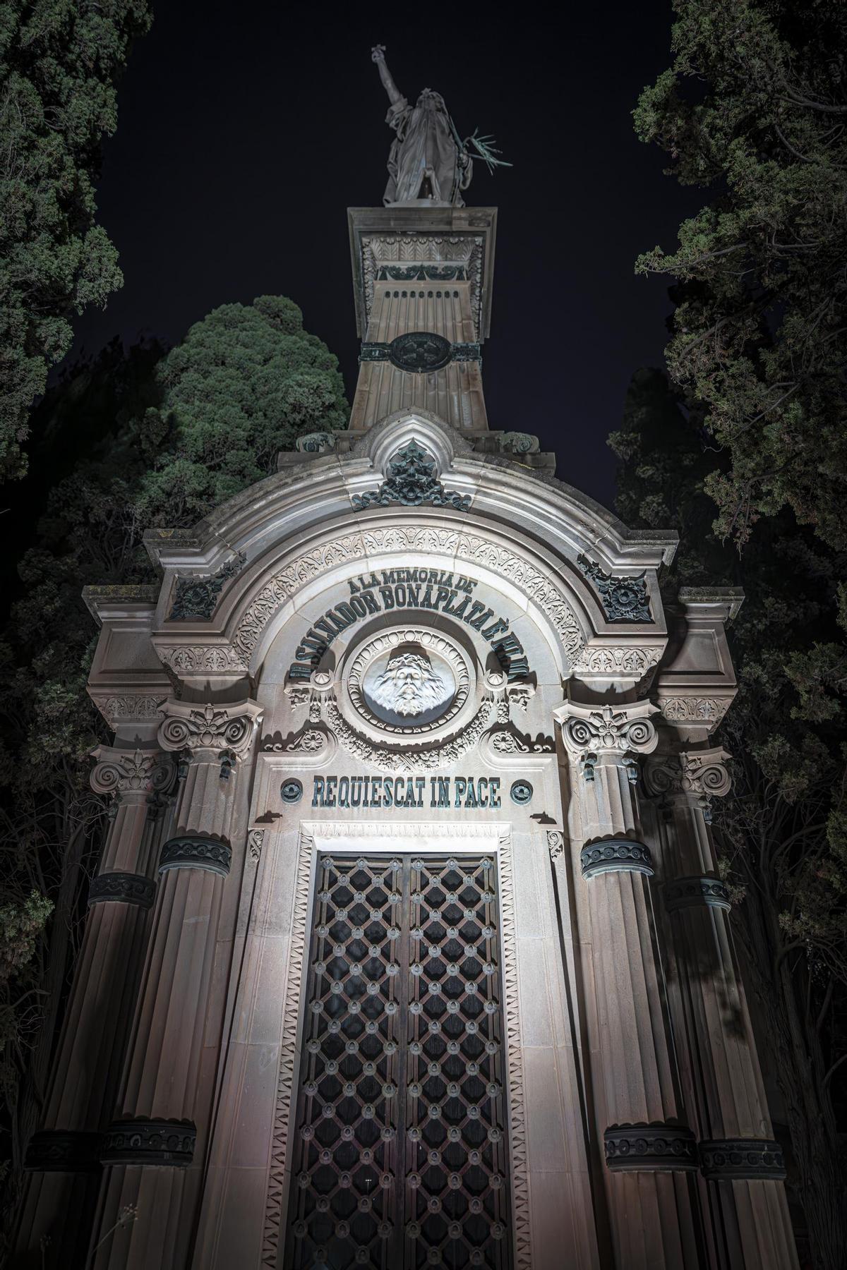 De noche entre tumbas en el cementerio de Montjuïc, el mayor de