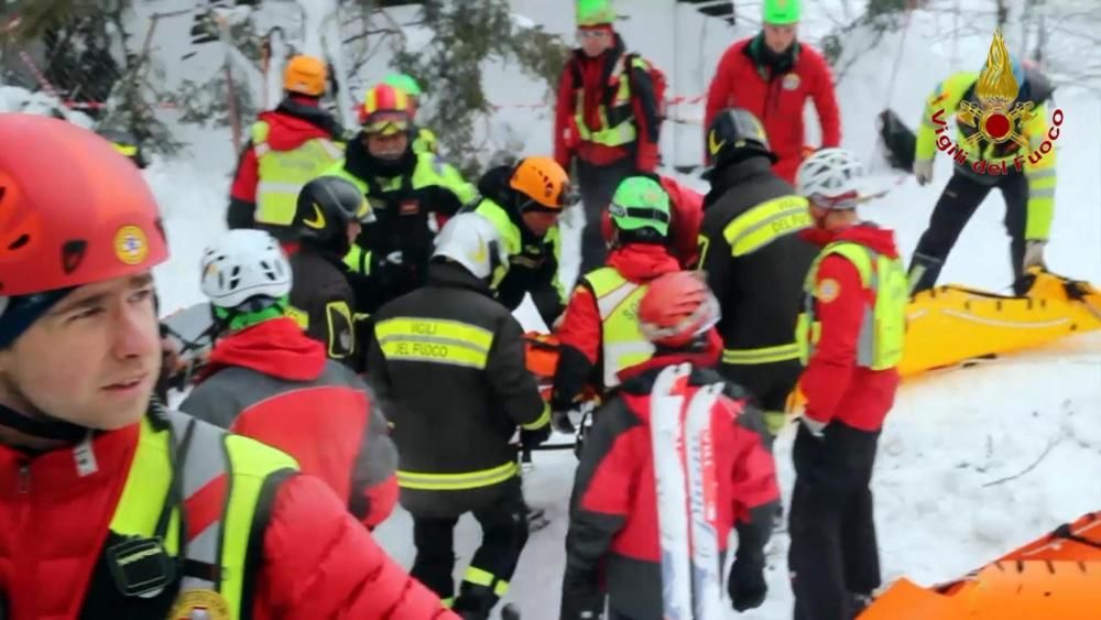 Operacions de rescat a l'hotel sepultat a Itàlia