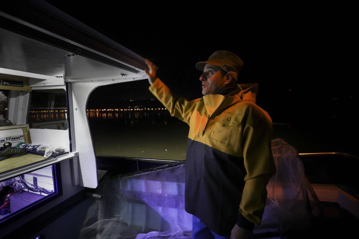 Las solitarias y duras noches de los anguleros de Asturias