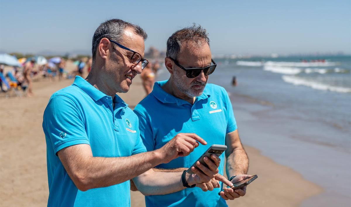 Investigadores de la MedusApp utilizando la aplicación en la playa