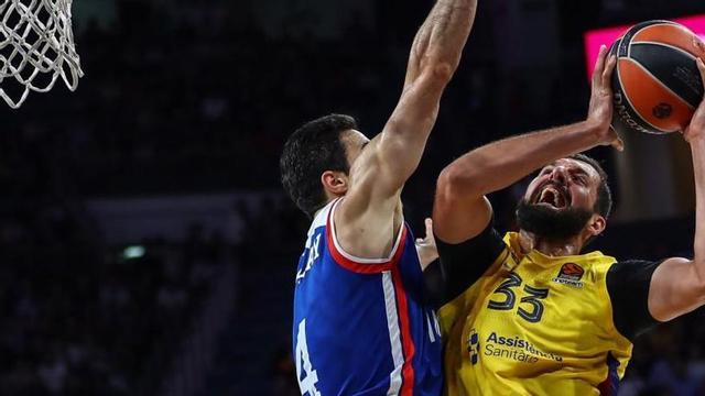 Mirotic, en el partido Efes-Barcelona.